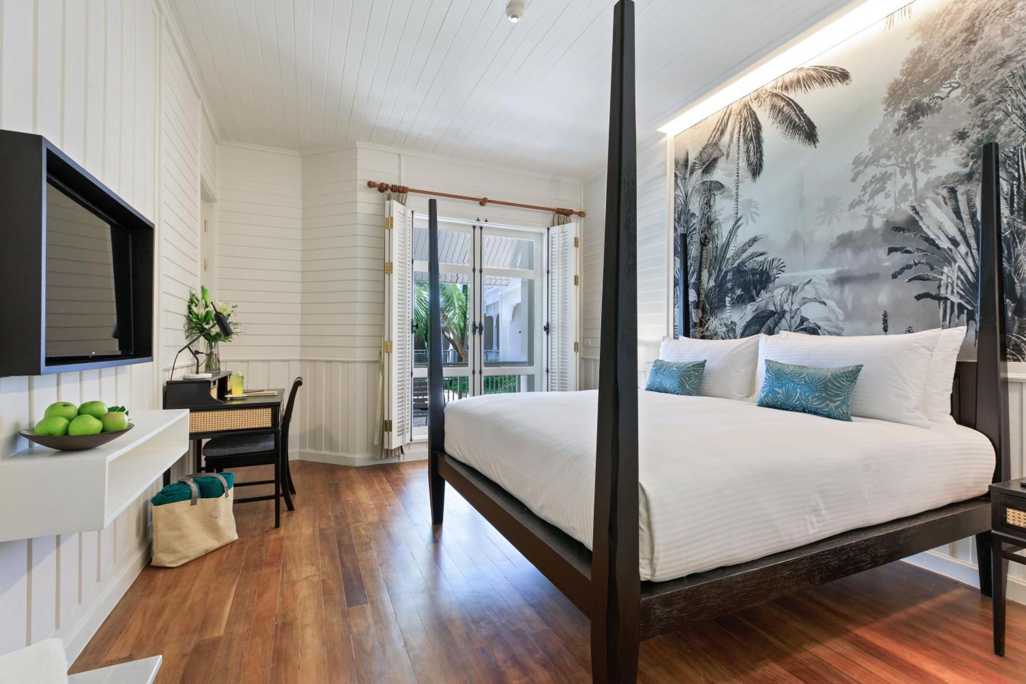 Hébergement Supérieur1 Lit King-Size avec Balcon - Vue sur Piscine